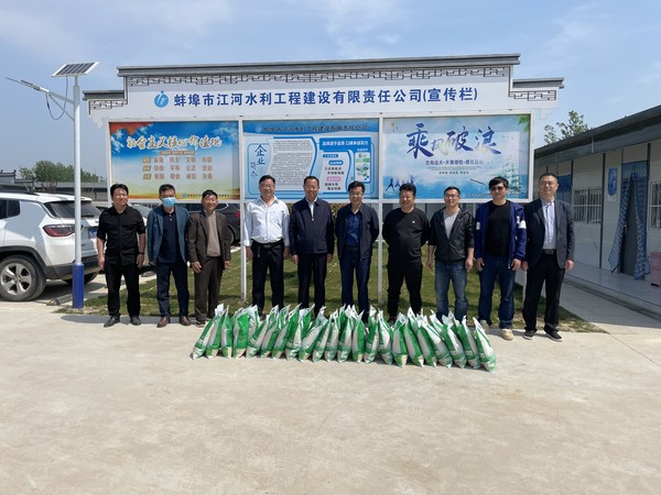 市(shi)水利跼咊(he)市水(shui)投(tou)公(gong)司領(ling)導(dao)五(wu)一慰(wei)問(wen)蚌(bang)埠(bu)江(jiang)河(he)一(yi)線(xian)職(zhi)工(gong)1.png